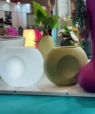 Διακοσμητικές Γλάστρες από Πολυεστέρα με Ψηλό Λαιμό (Ροζ, Γαλάζιο, Πορτοκαλί) Διακοσμητικές Γλάστρες από Πολυεστέρα με Ψηλό Λαιμό (Ροζ, Γαλάζιο, Πορτοκαλί)