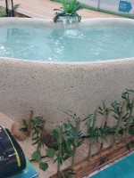 Πισίνα από Πολυεστέρα με Τεχνητά Λουλούδια και Μικρό Καταρράκτη 