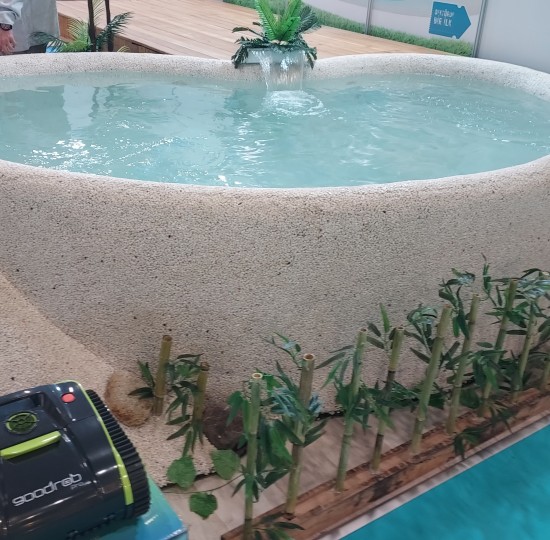 Πισίνα από Πολυεστέρα με Τεχνητά Λουλούδια και Μικρό Καταρράκτη 