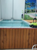 Πισίνα με Περίφραξη Ξύλου και Εξωτερικό Πλακάκι από Μάρμαρο