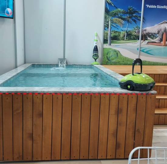 Πισίνα με Περίφραξη Ξύλου και Εξωτερικό Πλακάκι από Μάρμαρο