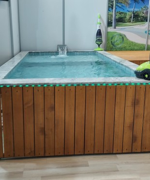 Πισίνα με Περίφραξη Ξύλου και Εξωτερικό Πλακάκι από Μάρμαρο