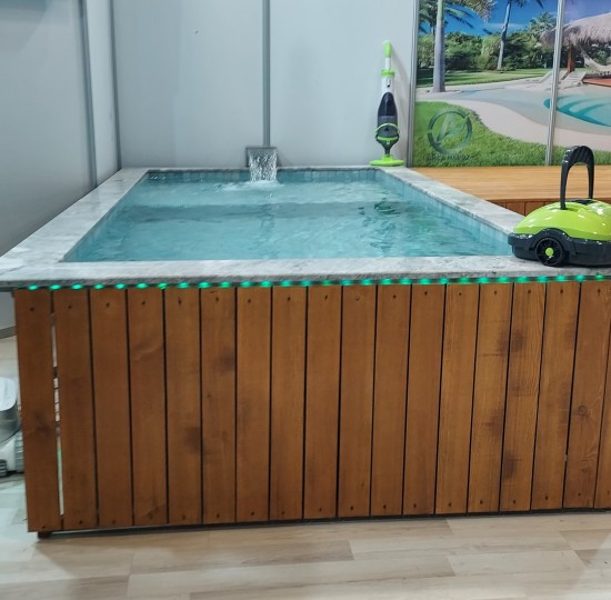 Πισίνα με Περίφραξη Ξύλου και Εξωτερικό Πλακάκι από Μάρμαρο