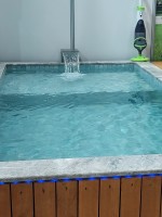 Πισίνα με Περίφραξη Ξύλου και Εξωτερικό Πλακάκι από Μάρμαρο