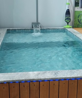 Πισίνα με Περίφραξη Ξύλου και Εξωτερικό Πλακάκι από Μάρμαρο