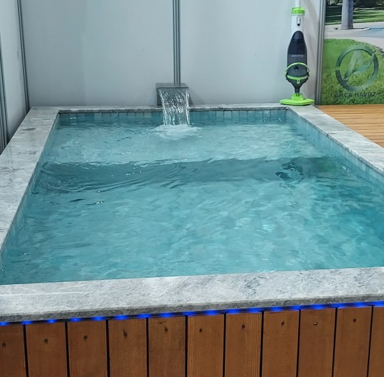 Πισίνα με Περίφραξη Ξύλου και Εξωτερικό Πλακάκι από Μάρμαρο