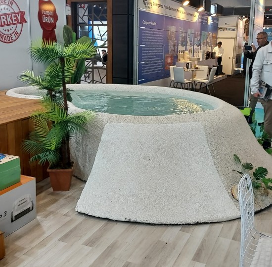 Πισίνα από Πολυεστέρα με Τεχνητά Λουλούδια και Μικρό Καταρράκτη 