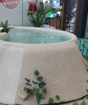 Πισίνα από Πολυεστέρα με Τεχνητά Λουλούδια και Μικρό Καταρράκτη 