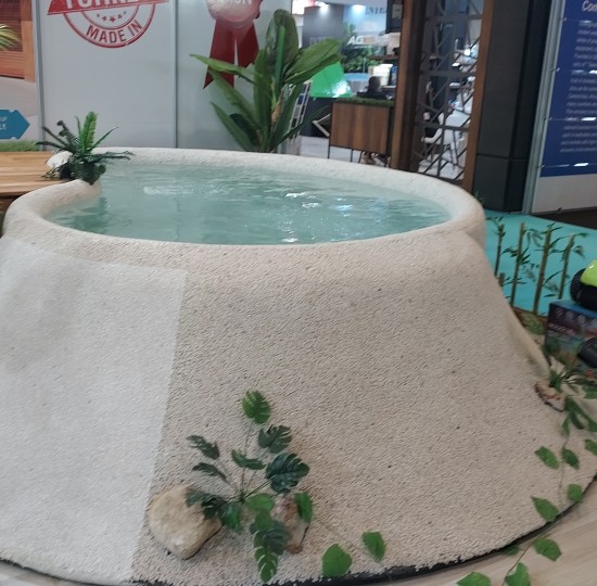 Πισίνα από Πολυεστέρα με Τεχνητά Λουλούδια και Μικρό Καταρράκτη 