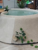 Πισίνα από Πολυεστέρα με Τεχνητά Λουλούδια και Μικρό Καταρράκτη 