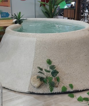 Πισίνα από Πολυεστέρα με Τεχνητά Λουλούδια και Μικρό Καταρράκτη 