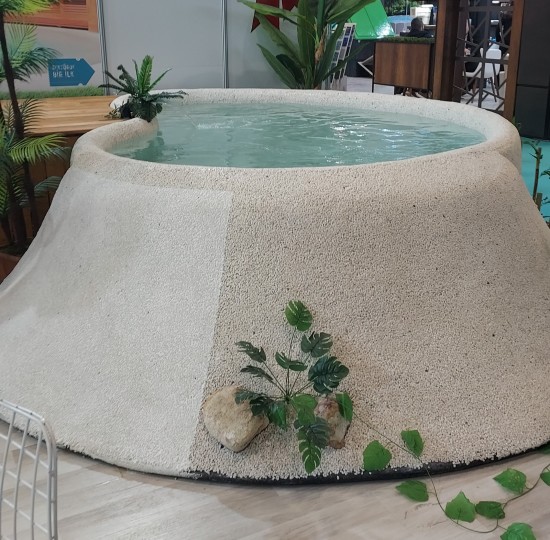 Πισίνα από Πολυεστέρα με Τεχνητά Λουλούδια και Μικρό Καταρράκτη 