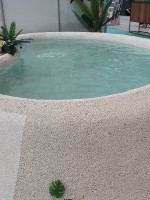Πισίνα από Πολυεστέρα με Τεχνητά Λουλούδια και Μικρό Καταρράκτη 