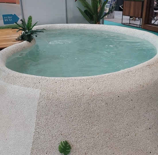 Πισίνα από Πολυεστέρα με Τεχνητά Λουλούδια και Μικρό Καταρράκτη 