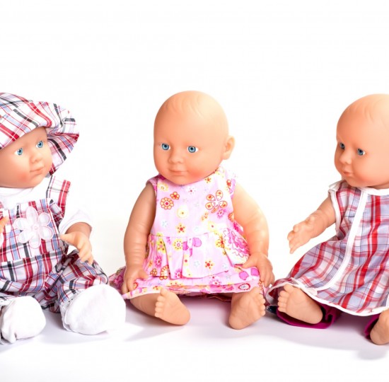 Τρία σύνολα ρούχων κούκλας κοριτσιού