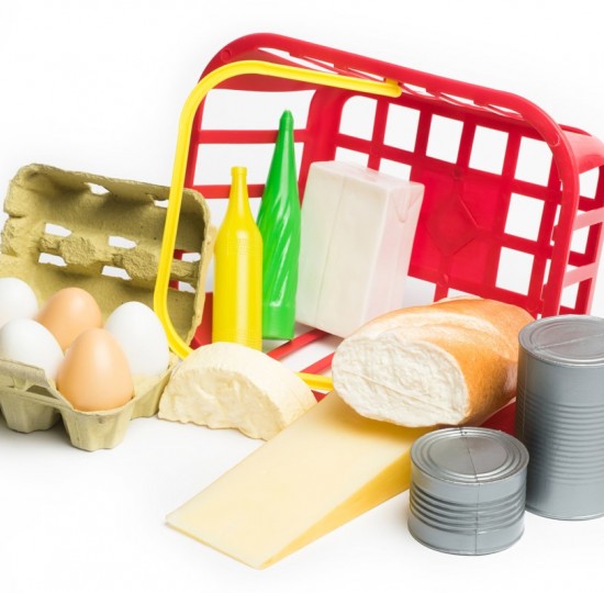 Τρόφιμα σε καλάθι σε φυσικό μέγεθος