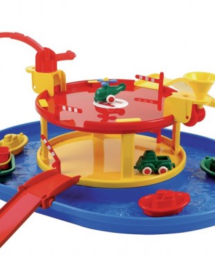 Πολλαπλή κατασκευή γκαράζ με λίμνη