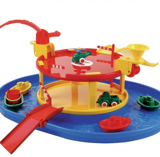 Πολλαπλή κατασκευή γκαράζ με λίμνη