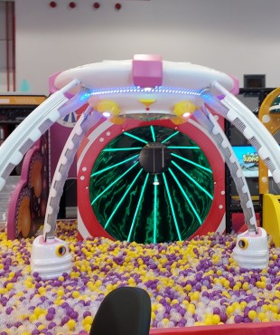 Παιχνιδοκατασκευή με Πολύχρωμα Μπαλάκια για Παιδότοπο