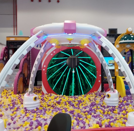 Παιχνιδοκατασκευή με Πολύχρωμα Μπαλάκια για Παιδότοπο