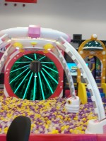 Παιχνιδοκατασκευή με Πολύχρωμα Μπαλάκια για Παιδότοπο