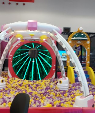 Παιχνιδοκατασκευή με Πολύχρωμα Μπαλάκια για Παιδότοπο