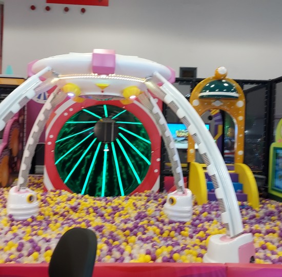 Παιχνιδοκατασκευή με Πολύχρωμα Μπαλάκια για Παιδότοπο