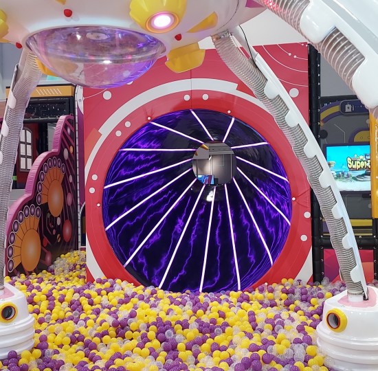 Παιχνιδοκατασκευή με Πολύχρωμα Μπαλάκια για Παιδότοπο