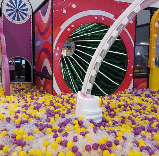 Παιχνιδοκατασκευή με Πολύχρωμα Μπαλάκια για Παιδότοπο