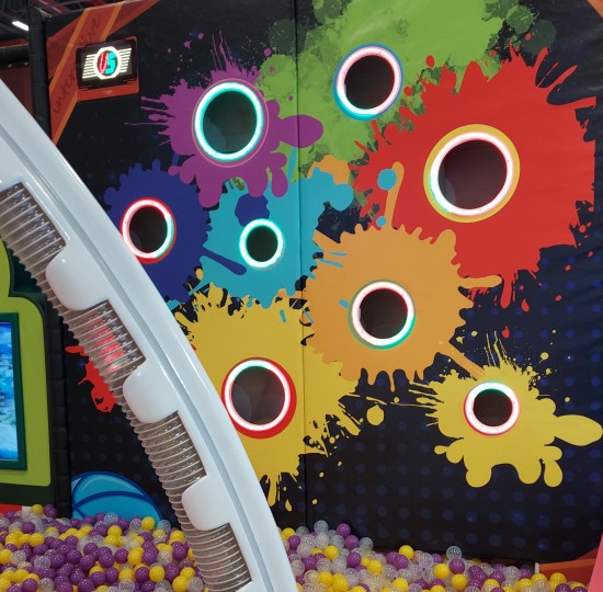 Παιχνιδοκατασκευή με Πολύχρωμα Μπαλάκια για Παιδότοπο