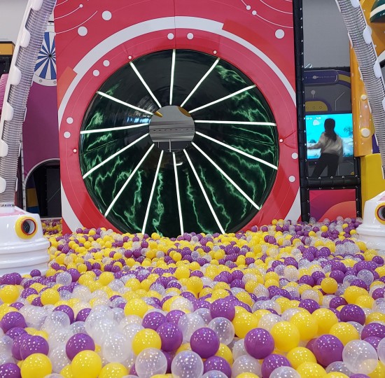 Παιχνιδοκατασκευή με Πολύχρωμα Μπαλάκια για Παιδότοπο